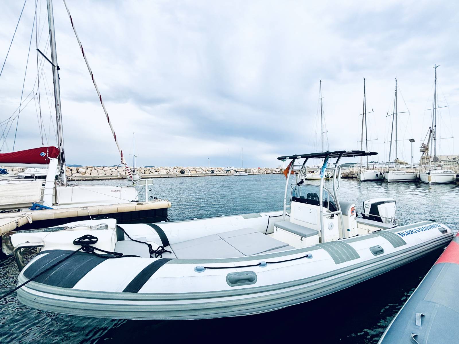 Excursion en bateau dans les Calanques à bord du 02MER avec l’Eden Boat.