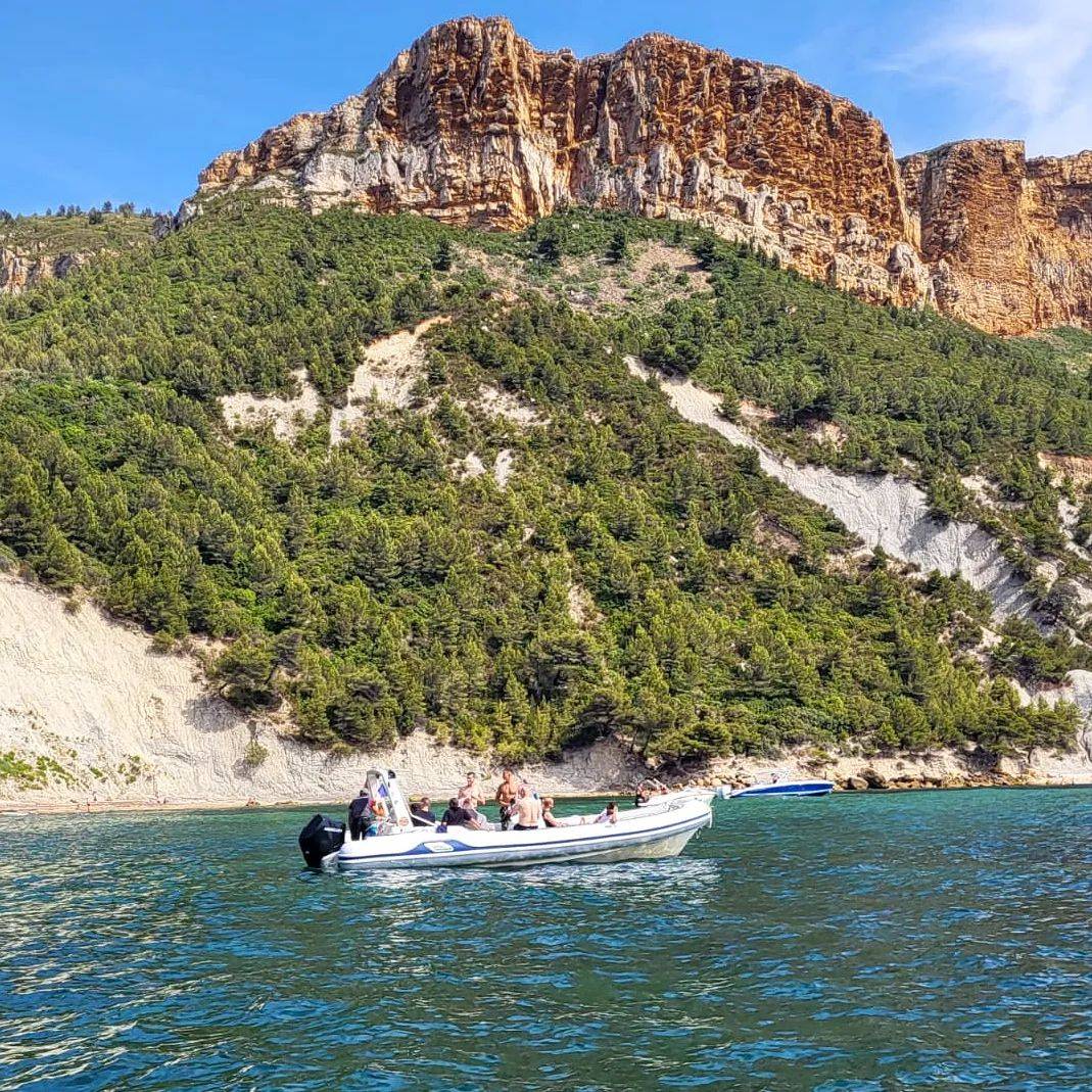 bateau l’Eden Boat dans les Calanques : bateau semi-rigide de l’Eden Boat naviguant dans les eaux turquoise des Calanques de Cassis et Marseille