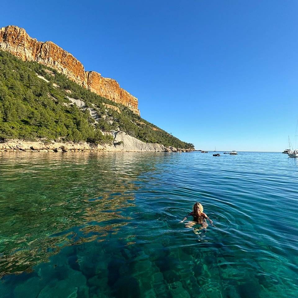 Vue des falaises majestueuses des Calanques depuis un bateau de l’Eden Boat.